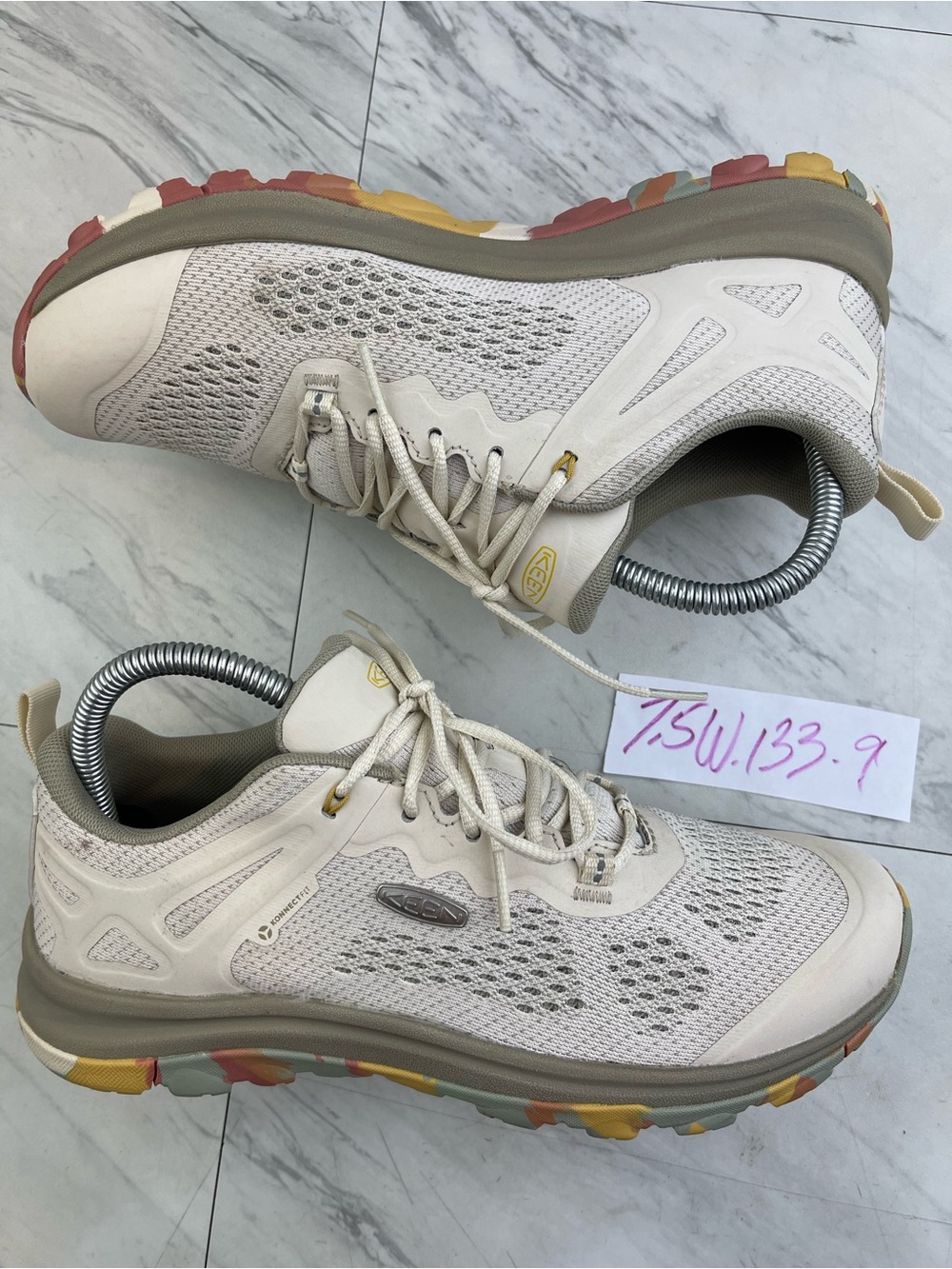 Keen women’s 7.5 W wide hiking trail beige mesh shoes